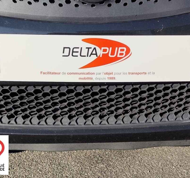 Cache plaque personnalisé Made in France pour parc VO et showroom concessionnaire auto.