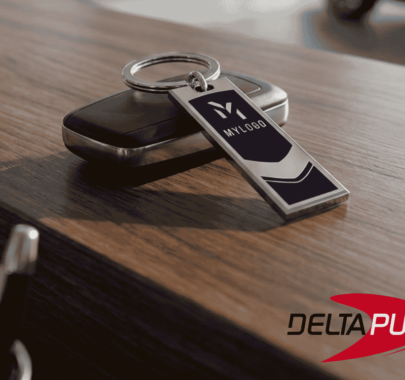 Porte-clés totem métal et clé de voiture sur un bureau de vente de véhicules.