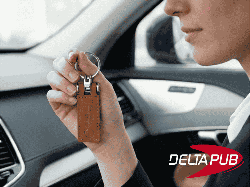 Porte-clés personnalisé en simili cuir marron Torino dans l'habitacle d'une voiture.