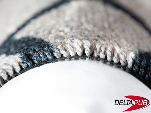 Zoom macro sur les boucles de fil 100% r-PET recyclé post-consommation.