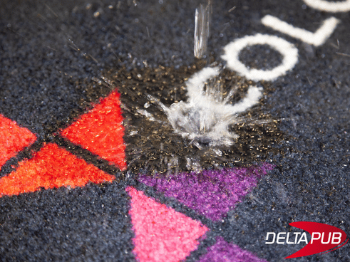 Test d'absorption d'eau et de résistance aux taches sur la fibre d'un tapis r-PET.