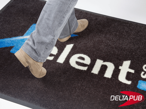 Personne marchant sur un tapis de sol personnalisé de dimensions standards.