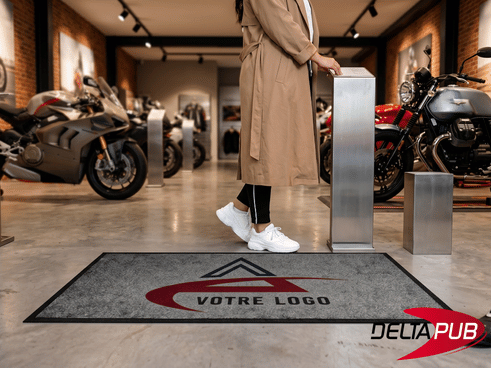 Tapis d'accueil personnalisé r-PET installé dans un showroom de motos haut de gamme.